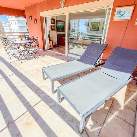 Spacious Two Bedroom In Centre *