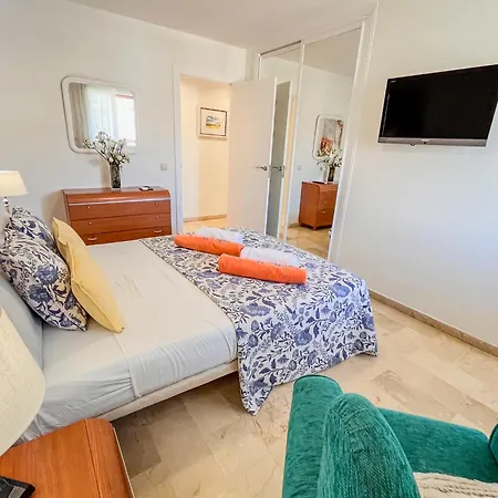 Spacious Two Bedroom In Centre *