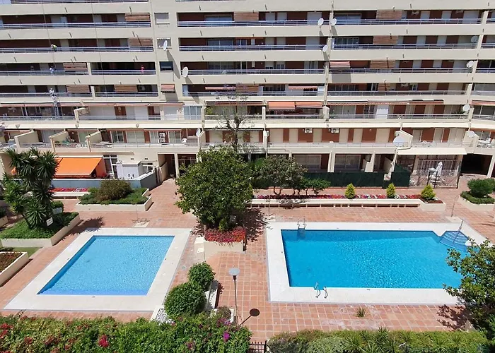 Spacious Two Bedroom In Centre Apartment *