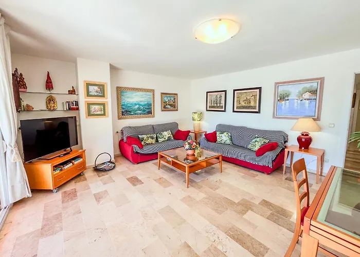 Spacious Two Bedroom In Centre Apartment *