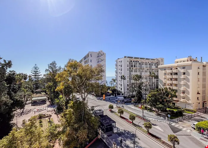 Spacious Two Bedroom In Centre Apartment *