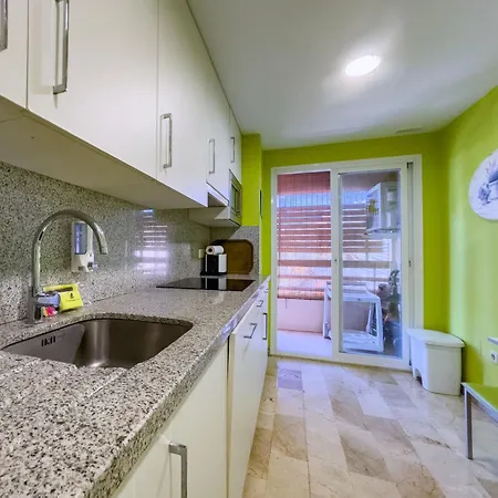 Apartment Spacious Two Bedroom In Centre *